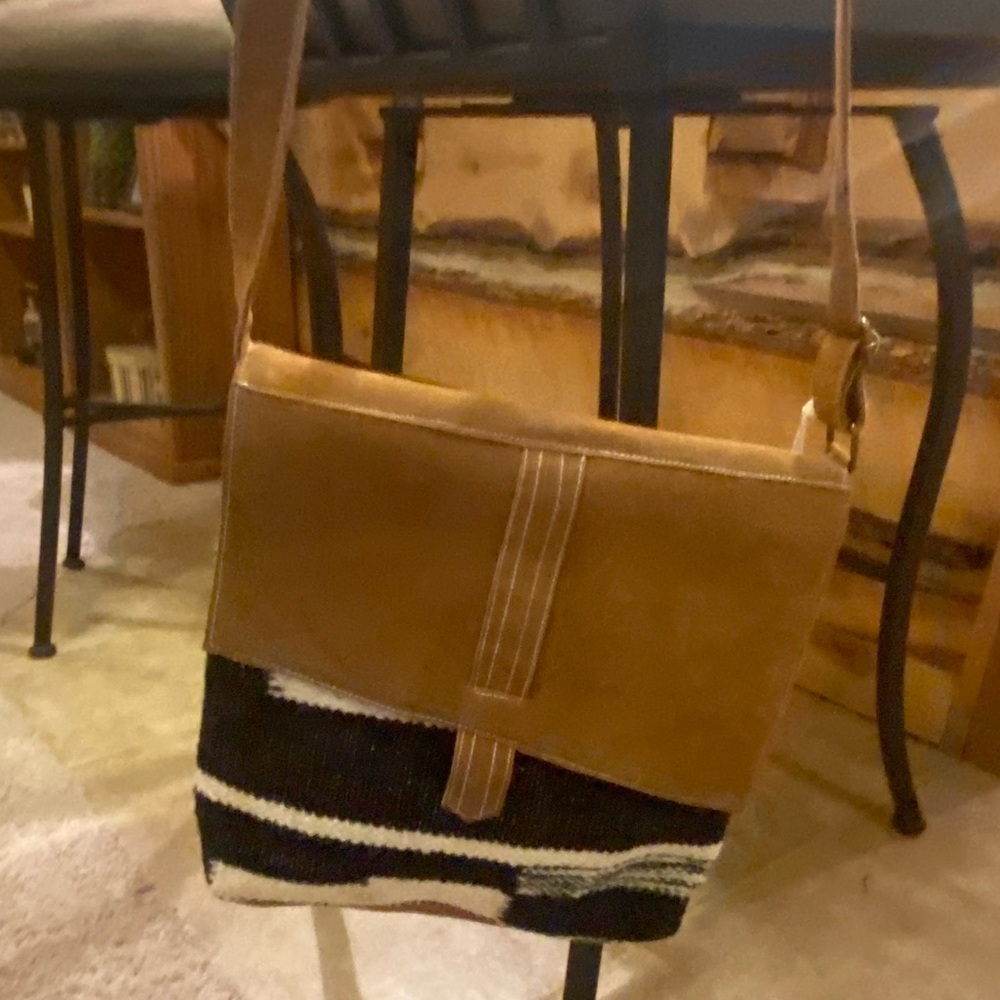 Western Style Handbag - Picture 3 of 16